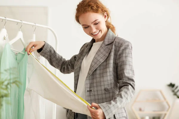 Sastre mujer camisa de medición manga usando cinta métrica — Foto de Stock