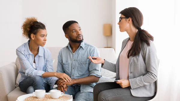 Koppel therapeut counseling Afro-Amerikaanse echt genoten in Office — Stockfoto