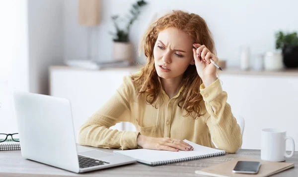 Donna annoiata con laptop e scartoffie a prendere appunti — Foto Stock