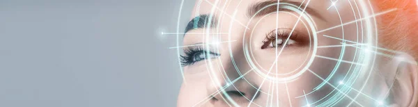 Mulher com informação eletrônica analisando dentro do olho — Fotografia de Stock