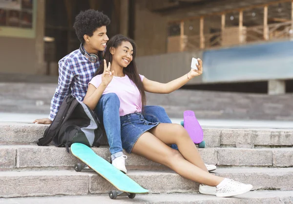 Nastoletni para pozowanie do selfie za pomocą aparatu na smartfonie — Zdjęcie stockowe