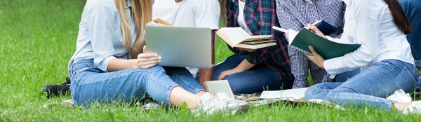 Concepto educativo. Estudiantes usando laptop y libros — Foto de Stock