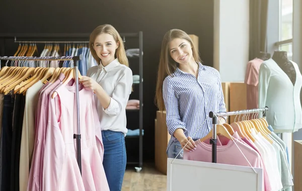 Dos novias alegres haciendo compras y sonriendo a la cámara — Foto de Stock