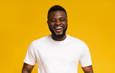 Beyaz t-shirt stüdyo portre Smiley afrikalı amerikalı adam