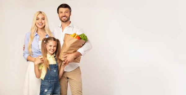 Family Posing With Grocery Shopping Bag Over White Studio Background — Stock Photo, Image