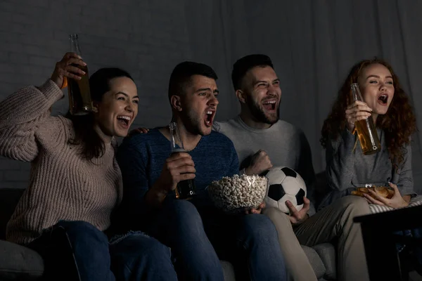 Meta. Amigos viendo el partido en casa por la noche — Foto de Stock