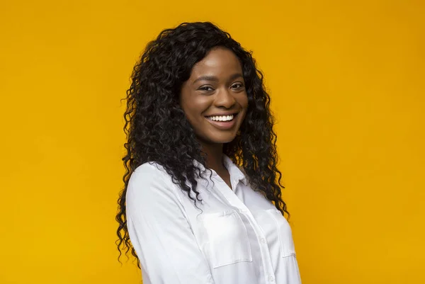 Sarı arka plan üzerinde neşeli afrikalı amerikalı kız — Stok fotoğraf