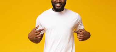 Ben en iyisiyim. Kendine güvenen Afrikalı adam kendini işaret ediyor