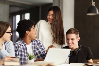 Eğitim ve öğrenme kavramı. Kütüphanede lise öğrencileri