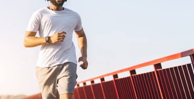 Otoban köprüsü nde koşu afro adam Atletik vücut