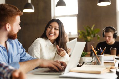 Neşeli üniversite arkadaşları konuşuyor, birlikte sınavlara hazırlanıyor