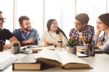 Üniversite öğrencileri öğrenme ve sınava hazırlık