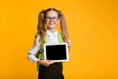 İlköğretim Öğrenci Kız Gösteren Boş Tablet Ekran, Sarı Stüdyo Arka Plan