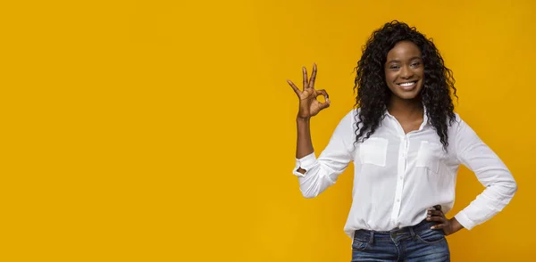 Felice donna nera gesticolando OK segno e sorridendo — Foto Stock