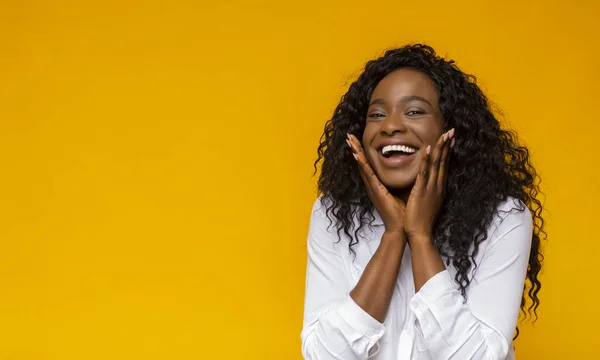 Mooie African American Girl lacht en aanraakt haar wangen — Stockfoto
