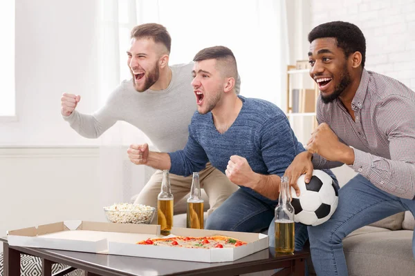 Fani piłki nożnej oglądanie meczu i doping dla ulubionej drużyny — Zdjęcie stockowe