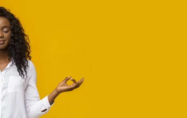 Metade retrato de menina afro meditando com os olhos fechados — Fotografia de Stock