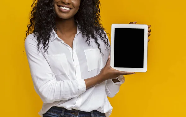 Mujer afro mostrando pantalla de tableta digital en blanco — Foto de Stock