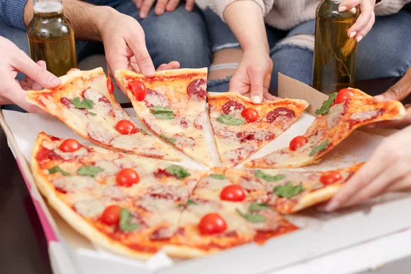 Pizzabote. Freunde mit leckeren Pizza-Scheiben — Stockfoto