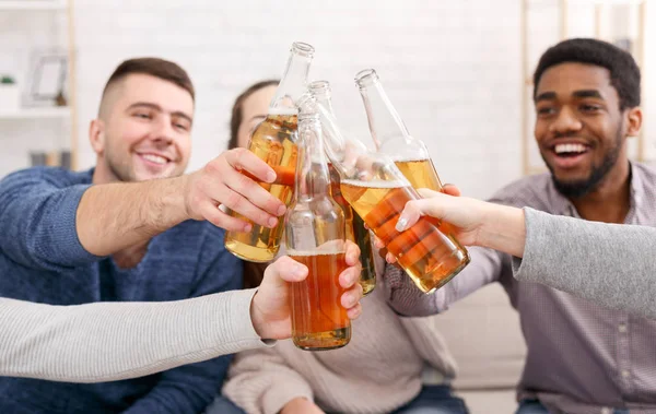 À la tienne. amis cliquetis bouteilles de bière à la maison — Photo