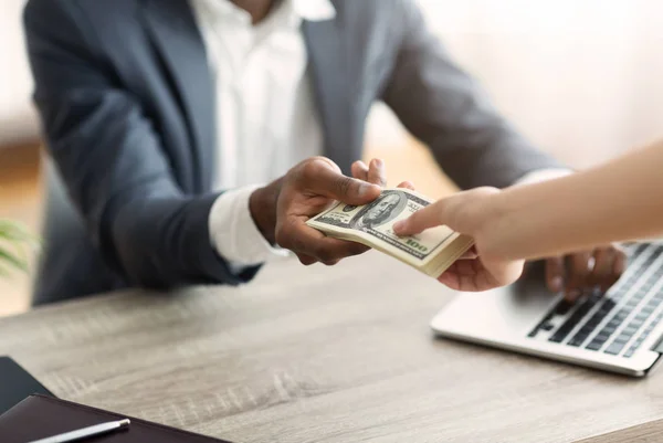 Zakenman neemt een stapel van USD dollars van zijn zakenpartner. — Stockfoto