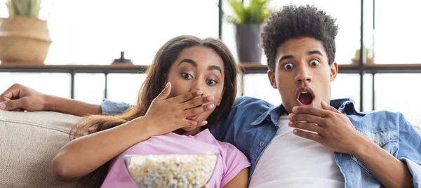 Asustados adolescentes afroamericanos viendo películas de miedo en casa —  Fotos de Stock