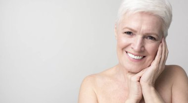 Büyüleyici yaşlı kadının tenine dokunan portresi