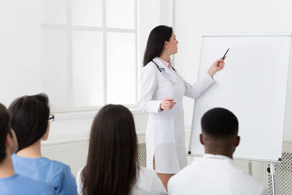 Cardiologist sharing experience with colleagues at seminar — Stock Photo, Image