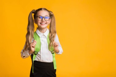 Sevimli Birinci Sınıf İlköğretim Öğrencisi Sarı Arka Plan Üzerinde Kamera Da Gülümseyen