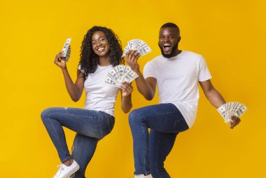 Ellerinde para ile dans Siyah neşeli çift