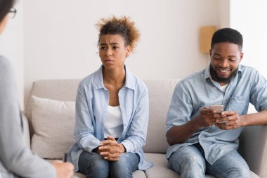 Afro Koca Karısı ile Çiftler Terapisi Ziyaret Telefon Oynuyor