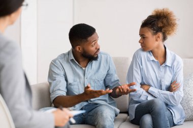 Afrikalı Amerikalı Koca Evlilik Terapisi Oturum da Karısı Talking