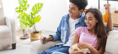 Siyah bin yıllık çift evde tv izlerken