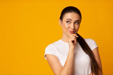 Genç Kadın Bir Şey Hakkında Dreaming Chin Dokunmadan, Sarı Arka Plan