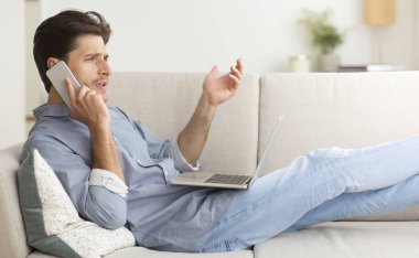 Telefonla Kötü Hizmetten Şikayet Eden Adam Kanepede Yatan