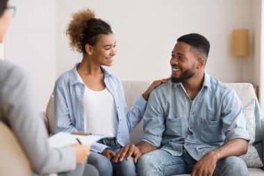 Mutlu Uzlaşma Sonra Evlilik Danışmanları Ofisi Oturan Afro Eşler