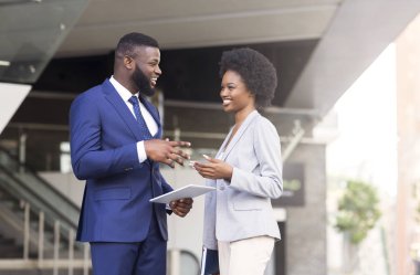 Yakışıklı siyah adam onun kadın meslektaşı için şaka anlatıyor