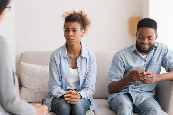 Afro man spelen telefoon bezoeken paren therapie met vrouw — Stockfoto