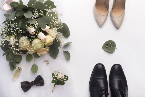 Bouquet de mariage, elle et ses chaussures sur fond blanc — Photo