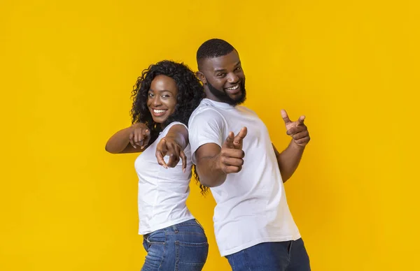 Joyful jovem casal preto apontando os dedos para a câmera — Fotografia de Stock