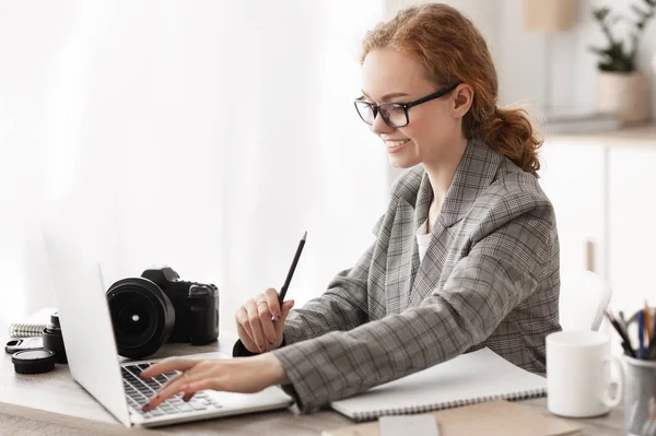 Vrolijke journalist werkzaam in Office op laptop — Stockfoto