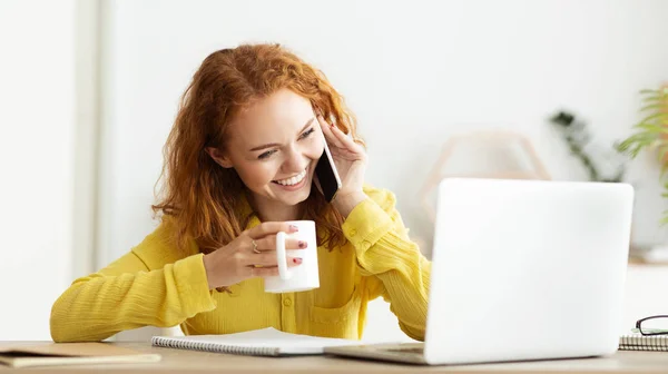 Cheerful manager talking on phone at coffee break — Stock Photo, Image