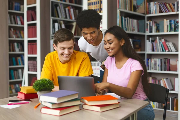 Couple of students asking afro guy for help — Stock Photo, Image