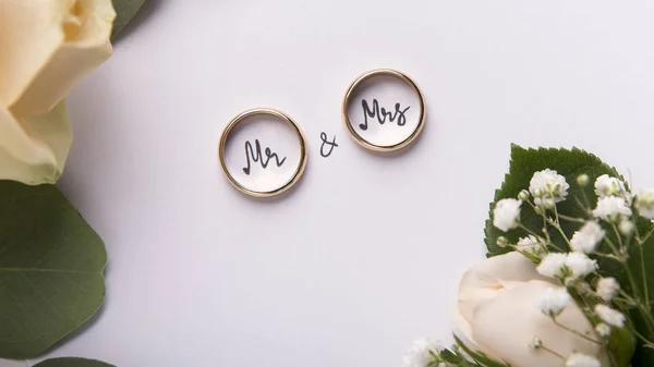 Anéis de casamento criativo mr e mrs no fundo branco — Fotografia de Stock