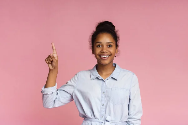 Menina afro-americana emocional ter ideia, apontando o dedo para cima — Fotografia de Stock