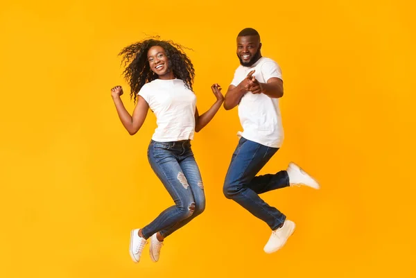 快乐的非洲裔美国人夫妇在空中跳跃 — 图库照片