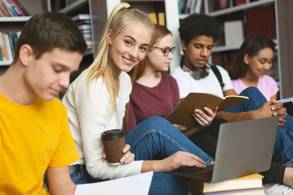 Estudiantes internacionales preparándose para exámenes en el campus — Foto de Stock