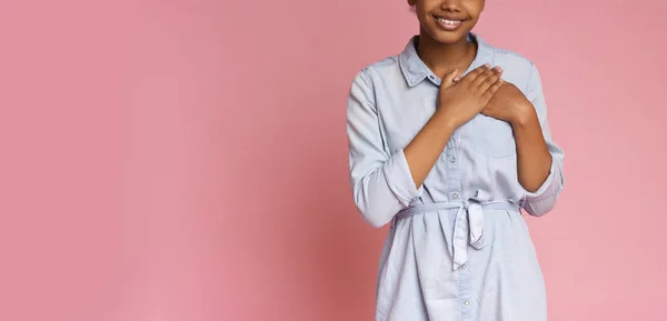 Reconnaissant fille africaine serrant les mains à la poitrine — Photo