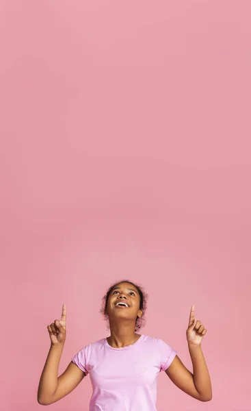 Gran oferta. Hermosa adolescente apuntando hacia arriba en el espacio de copia — Foto de Stock