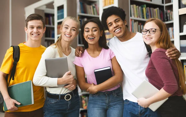 Üniversitede kütüphanede okuyan öğrenci grubu